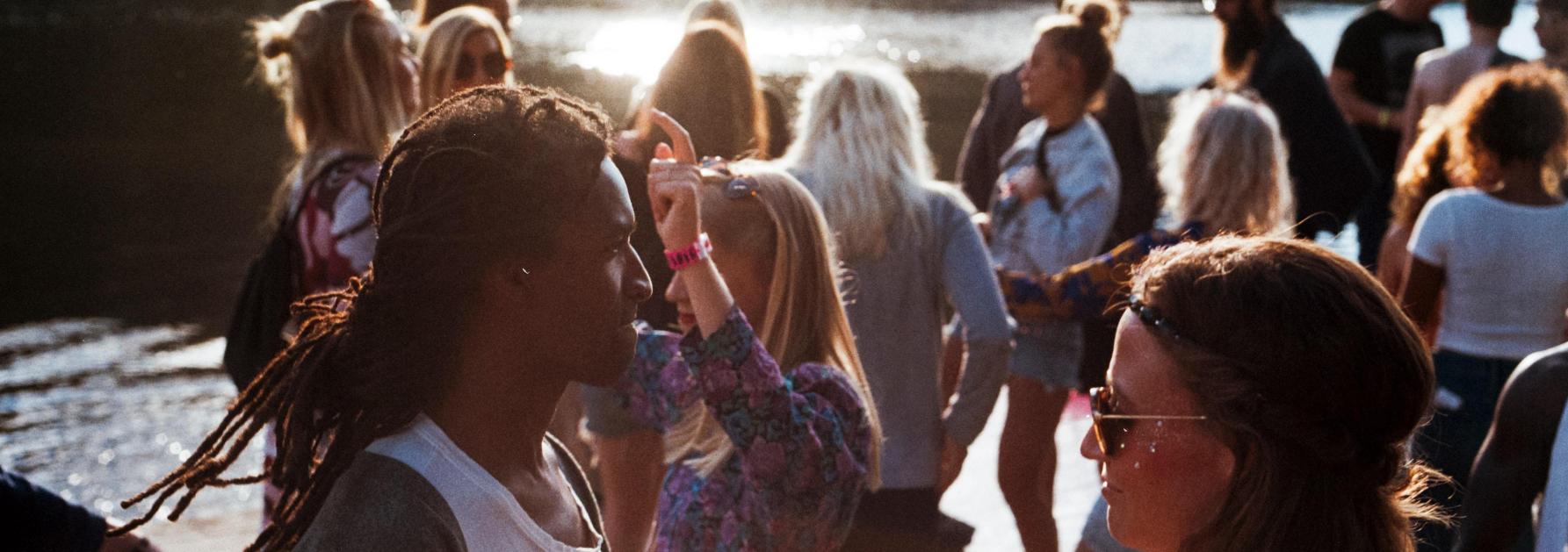 jongeren op een festival