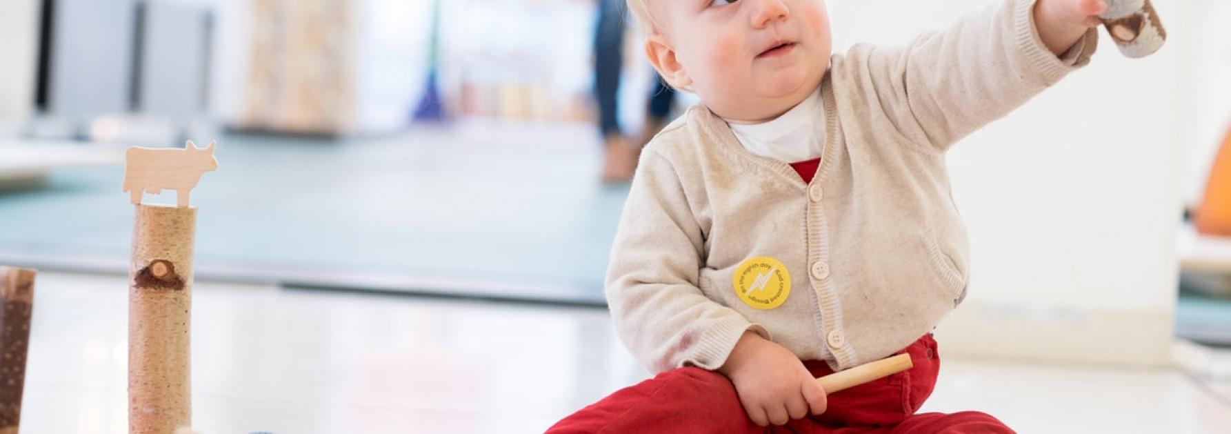 Een baby in Design Museum Gent