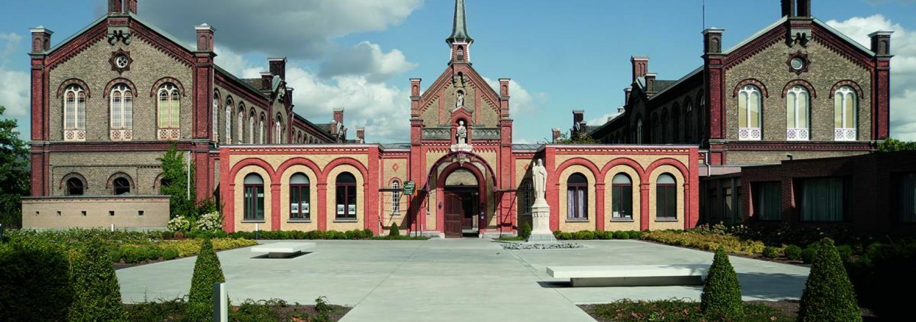 De majestueuze buitenkant van het Dr. Guislain-museum
