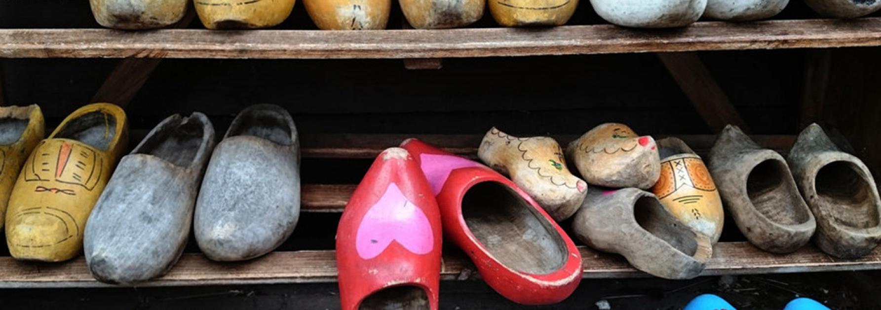 Een tiental paar klompen in allerlei vormen en maten
