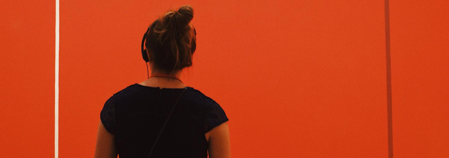 Museumbezoeker met audiogids