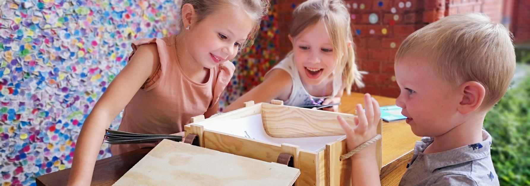 3 kinderen openen een schatkist
