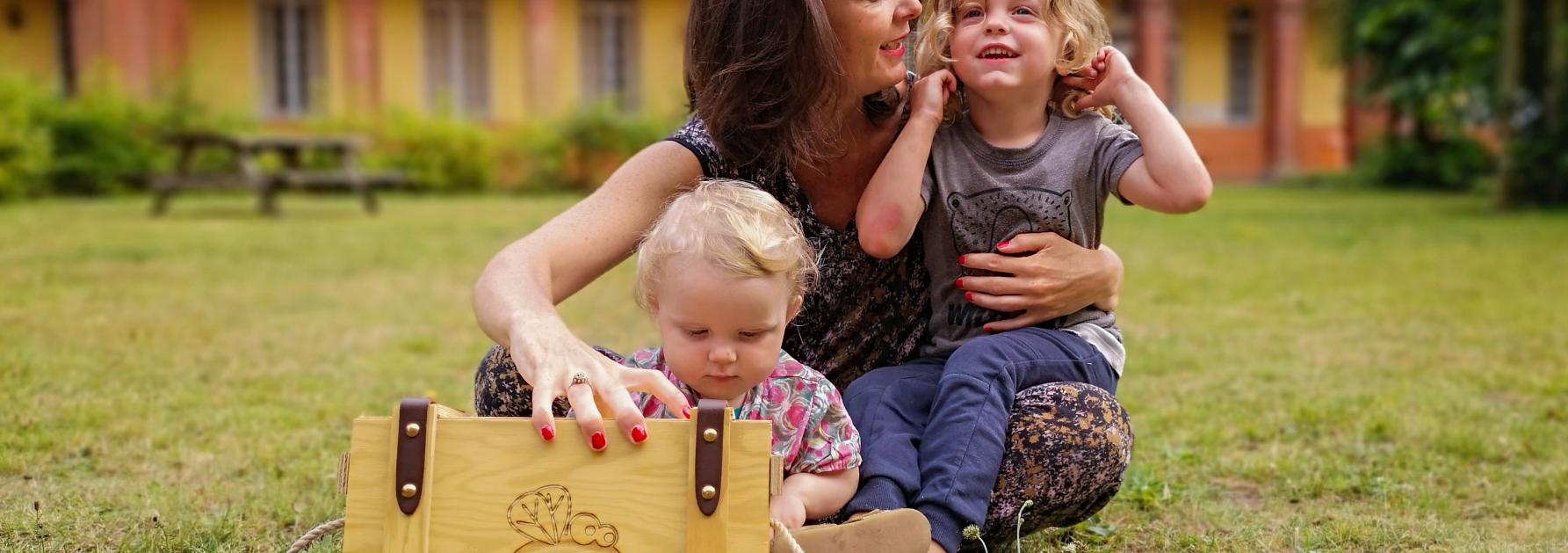 Mama met baby en kleuter bij een schatkist