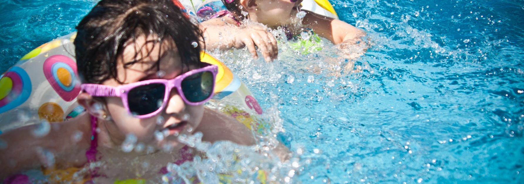 Kinderen met zonnebril in een zwembad