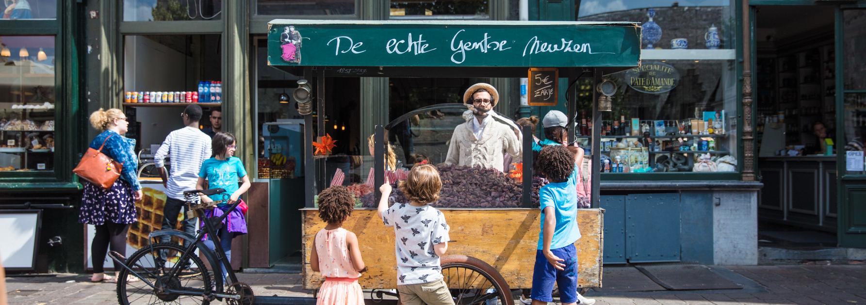 Kinderen bij Neuzenkraam in Gent