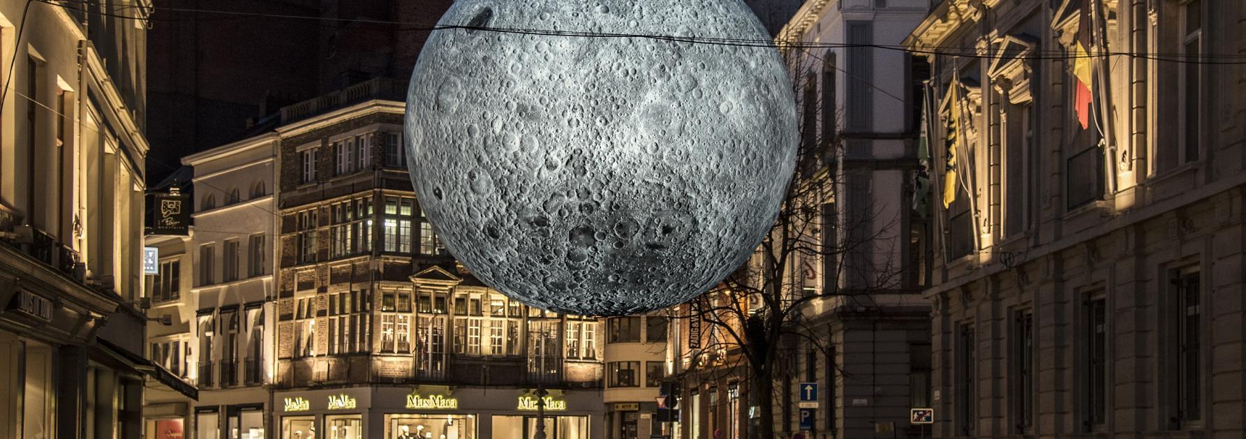 Lichtgevende maan in Gent