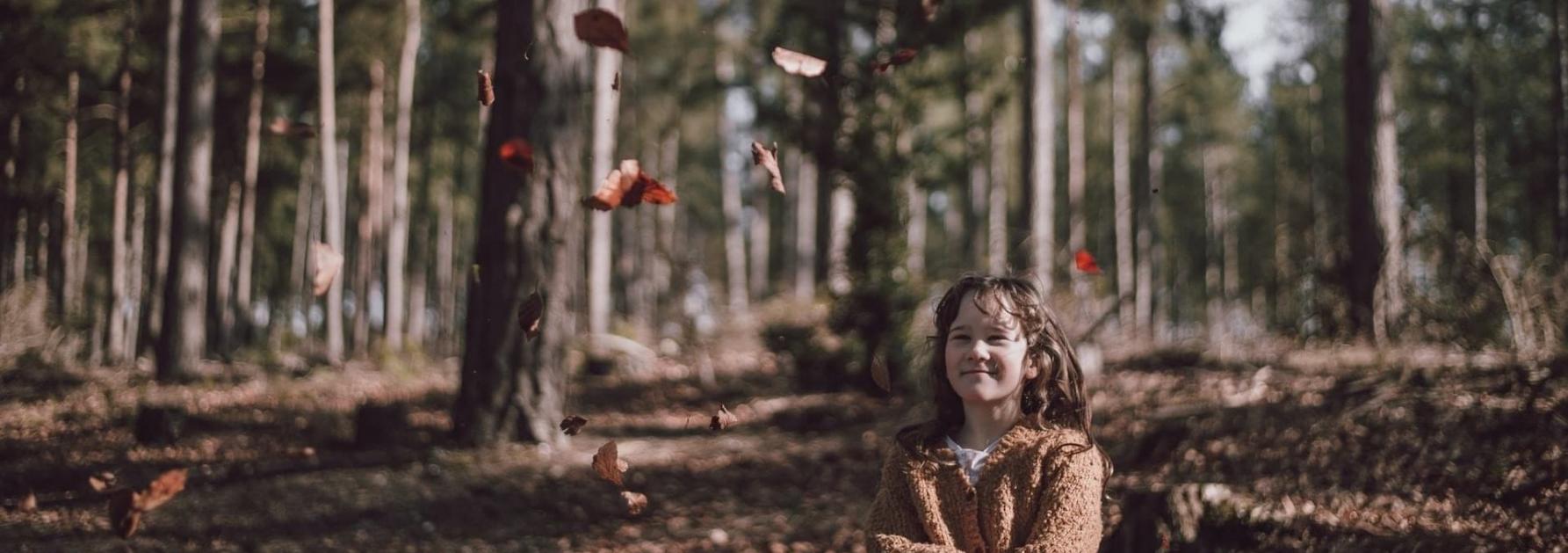 Meisje in bos
