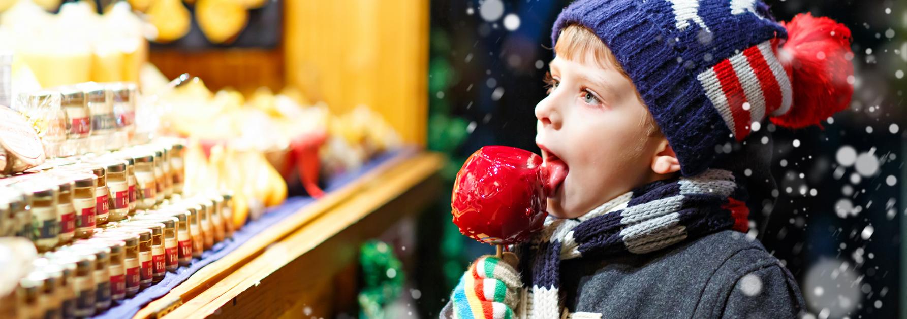 Kind op kerstmarkt