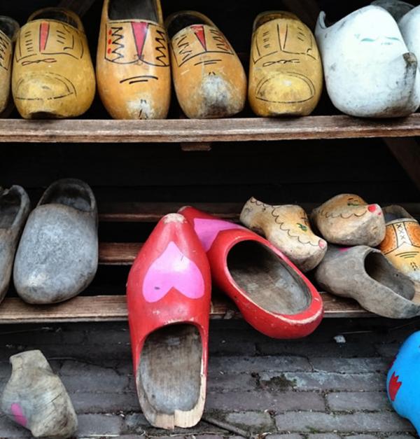 Een tiental paar klompen in allerlei vormen en maten