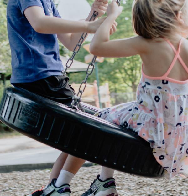 Kinderen op schommel