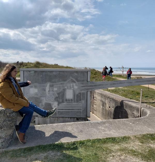 Twee meisjes zitten op een bunker