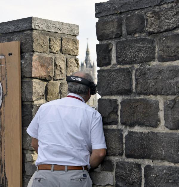 Man kijkt tussen de kantelen van het Gravensteen