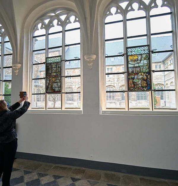 Vrouw neemt een foto van de glasramen in Abdij van Park