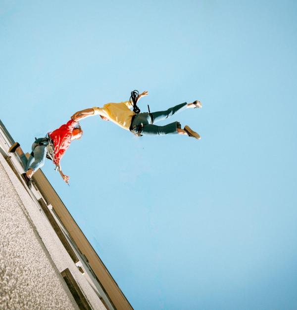 Twee acrobaten tegen een gevel