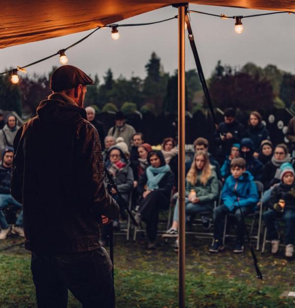 Man geeft een concert op het kerkhof