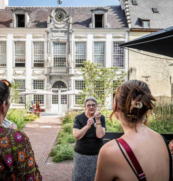 een rondleiding in de Hofkamer