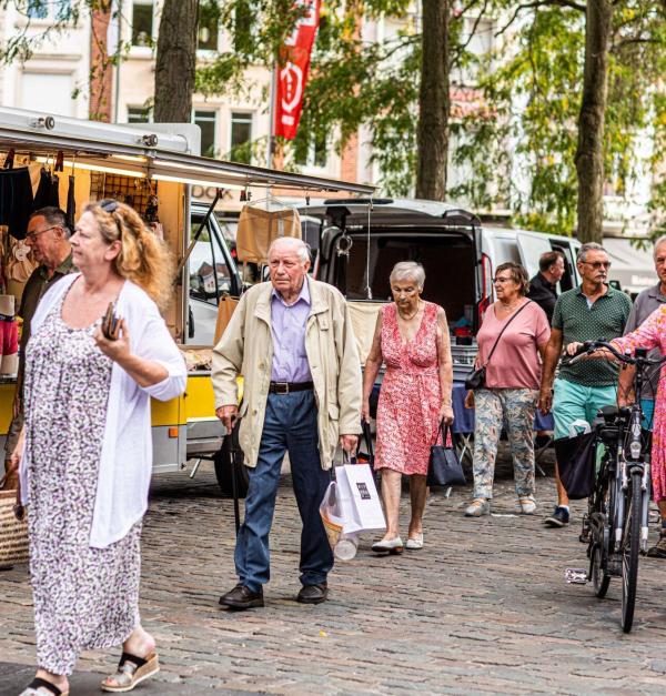 mensen op de markt in Kortrijk