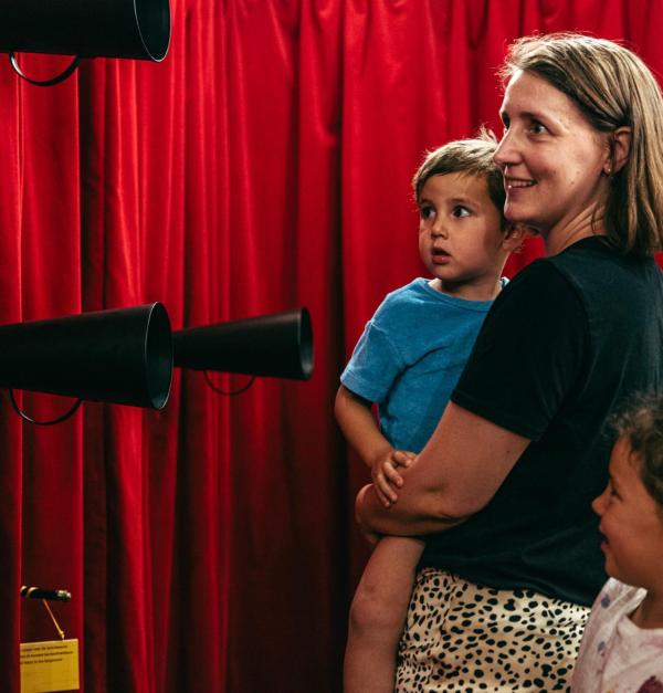 Vrouw met kinderen in een museum