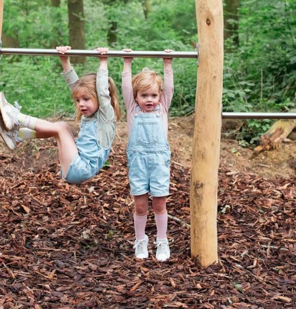 Afbeelding van twee spelende kindjes aan een klimrek.