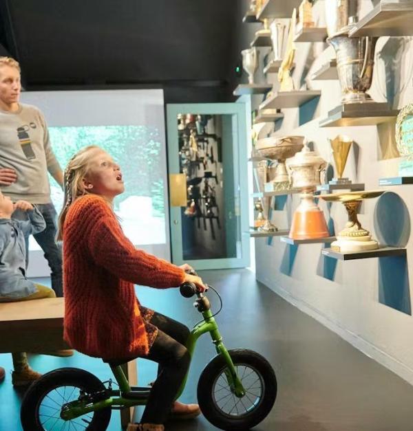 Gezin in museum KOERS over wielrennen