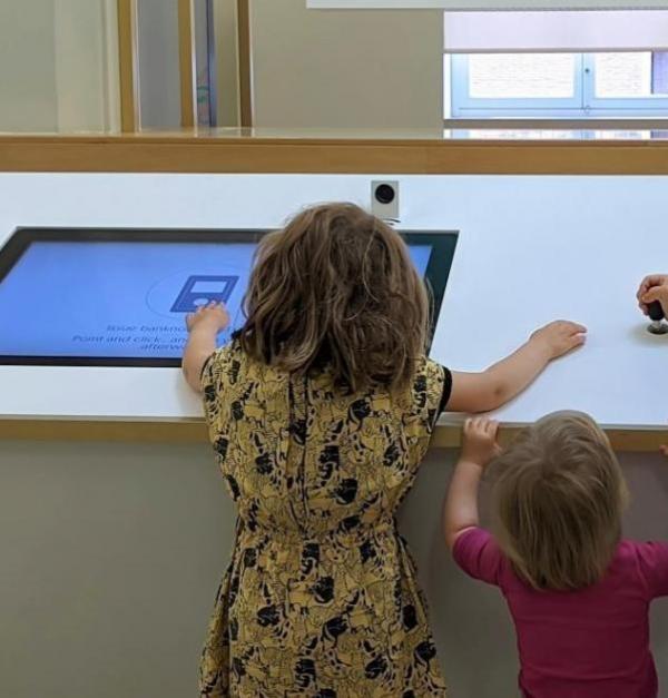 Drie spelende kinderen